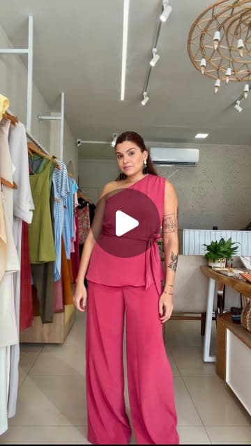 Uma cor marcante, uma modelagem nada óbvia e detalhes que fazem a diferença! ✨ Na Olis, você encontra peças para expressar seu estilo, do…
