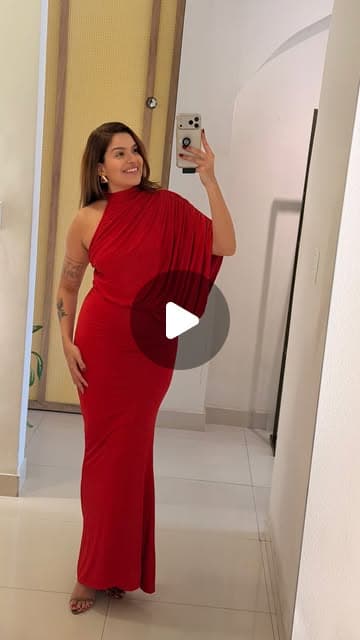 Às vezes, o look não precisa de mais. Precisa de um ponto de atenção. ❤️ Pode ser no batom, no acessório ou em uma peça inteira: o vermel…